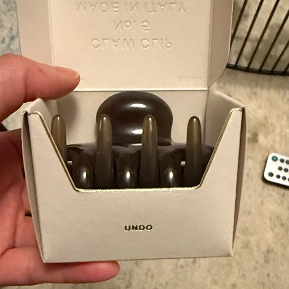 Undo Hairware No. 5 Olive Claw Clip - Picture 5 of 5